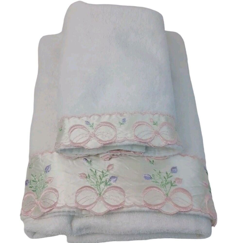 Vintage Avanti Look Towel Set White floral bow Satin Ribbon Scalloped Trim 1978